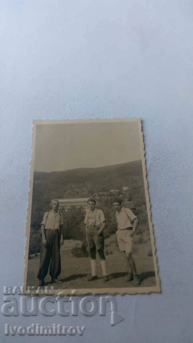 Foto Trei bărbați în munți