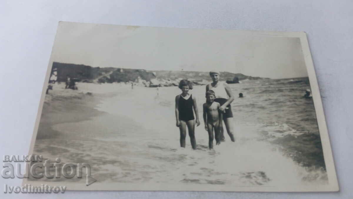 Αγ. Κωνσταντίνος Ένα κορίτσι και ένα αγόρι στην παραλία