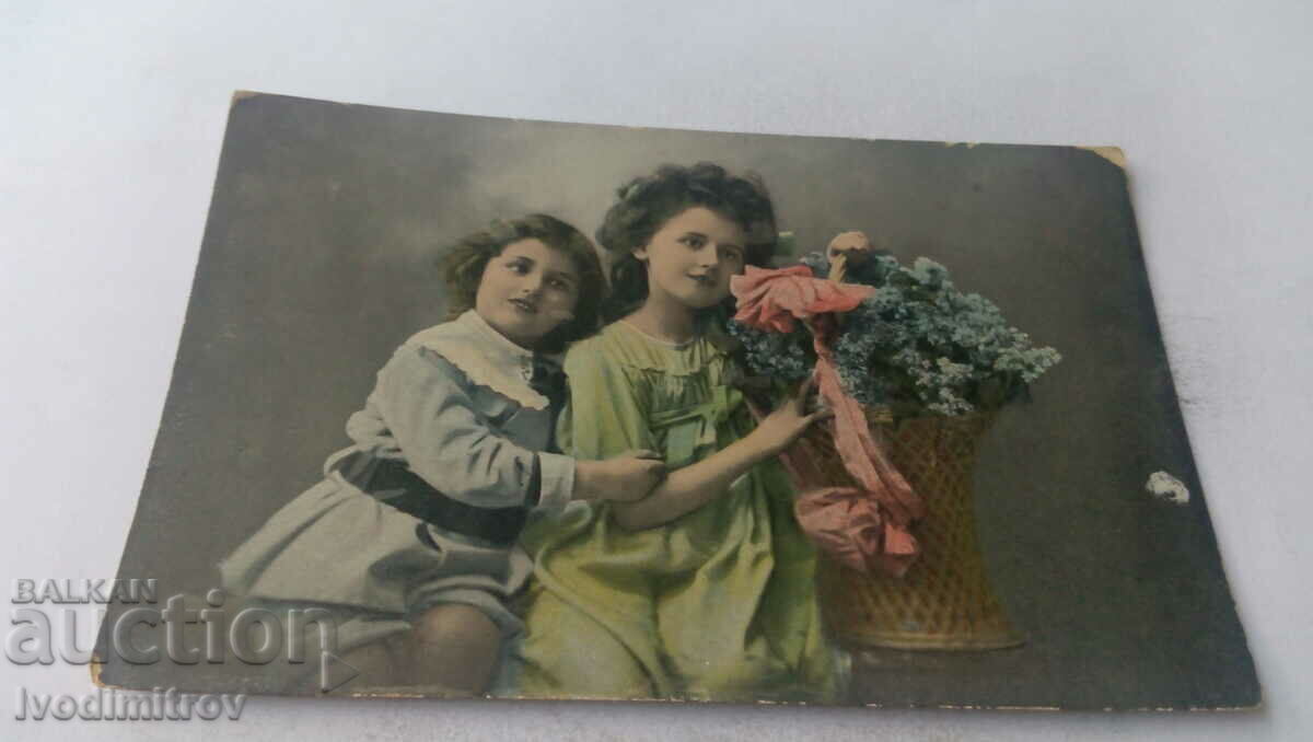 Carte poștală Două fete cu un coș cu flori albastre