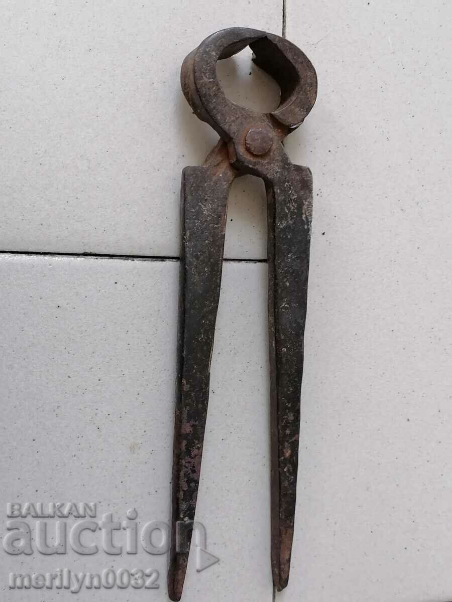 Ancient primitive crumpled keretten pliers in the 20th century with price 33.00 BGN | € 16.87 Ancient primitive crumpled keretten pliers in the 20th century with price 33.00 BGN | € 16.87