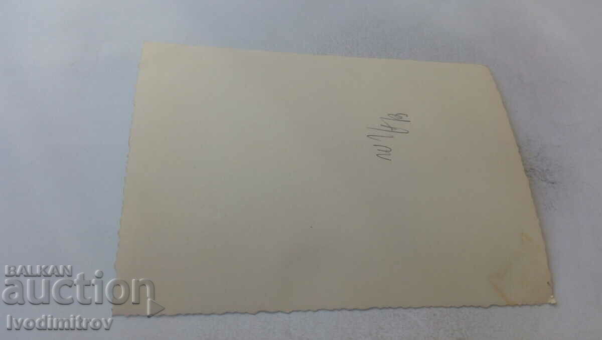 Φωτογραφία Άνδρας γυναίκα και σερβιτόρα με τιμή 1.65 BGN | € 0.84 Φωτογραφία Άνδρας γυναίκα και σερβιτόρα με τιμή 1.65 BGN | € 0.84