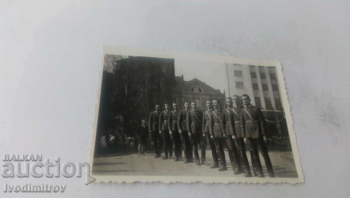 Οι αξιωματικοί των φωτογραφιών παρατάσσονται σε μια στήλη