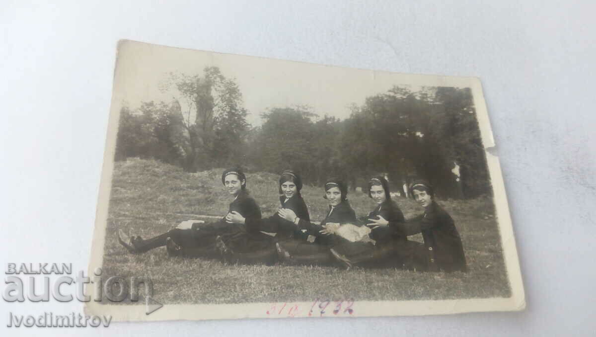 Photo Four schoolgirls on a train on the meadow 1932