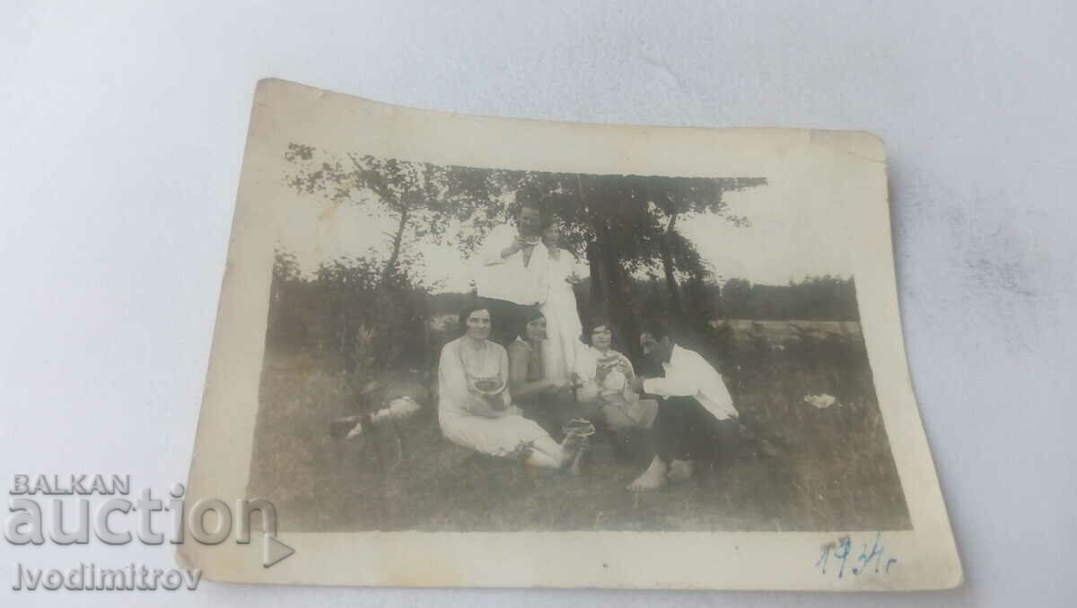 Fotografie Băieți și fete care mănâncă bucăți de pepene verde 1934