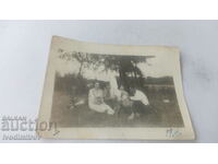Снимка Младежи и девойки похапват парчета диня 1934