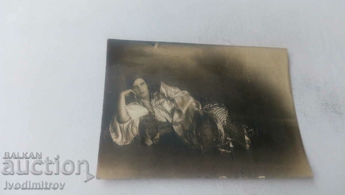Снимка София Младо момиче с дайре 1931