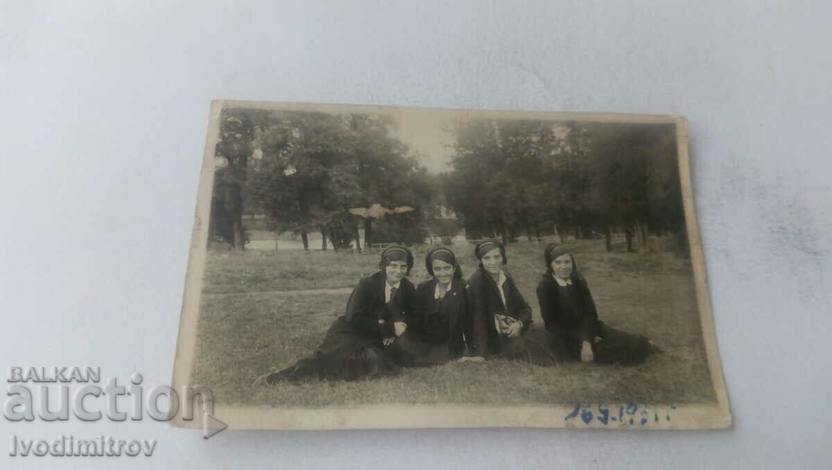 Φωτογραφία Τέσσερις μαθήτριες που κάθονται στο γκαζόν 1931