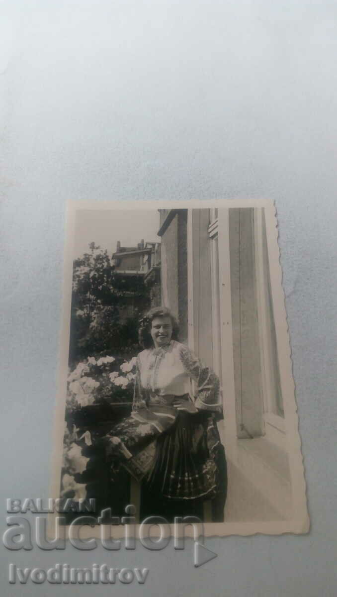 Снимка Дрезденъ Жена в национална носия на балкона 1943