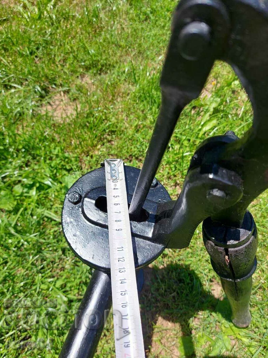 Auction GARDEN PUMP - LIVER Auction GARDEN PUMP - LIVER