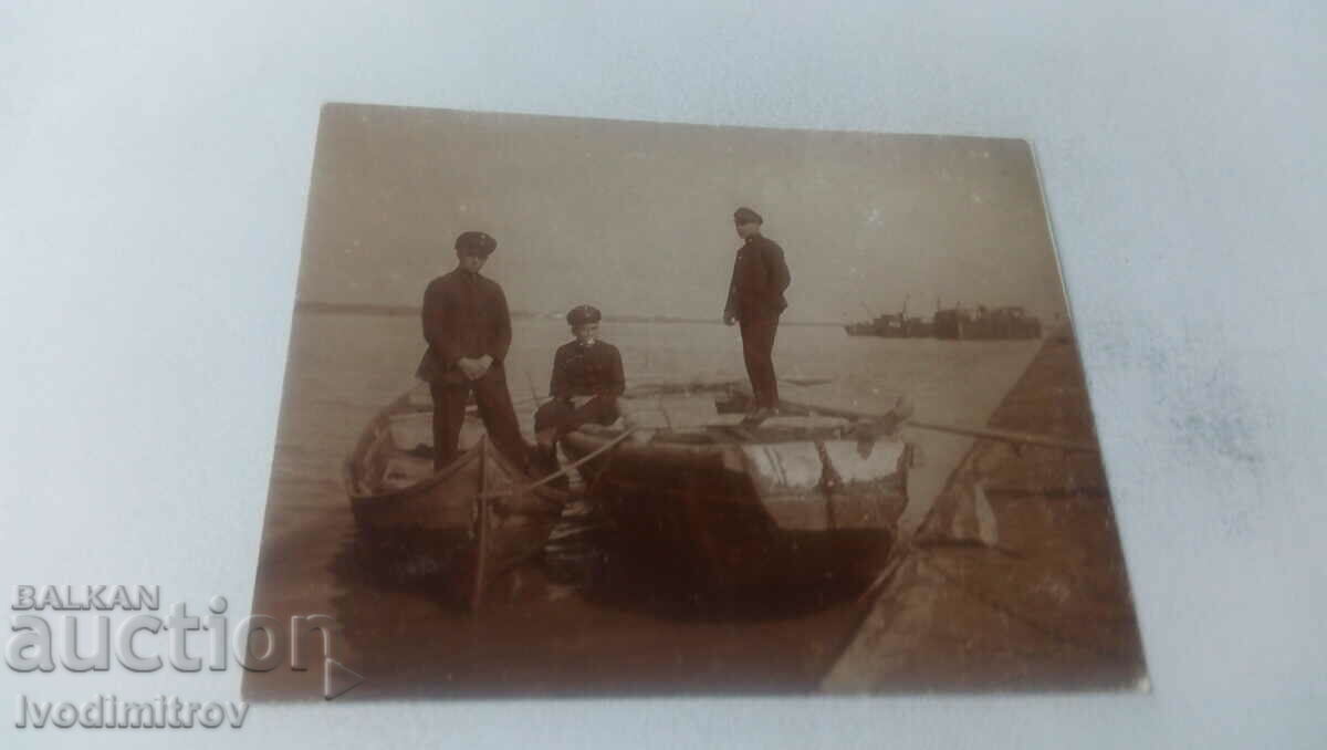 Photo Three young people on two boats in the Danube river