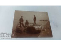 Снимка Трима младежи на две лодки в река Дунав