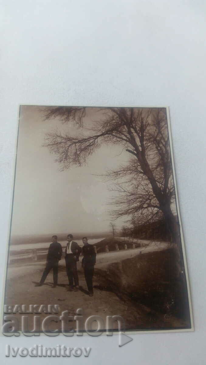 Foto Trei tineri pe drumul de-a lungul Dunării