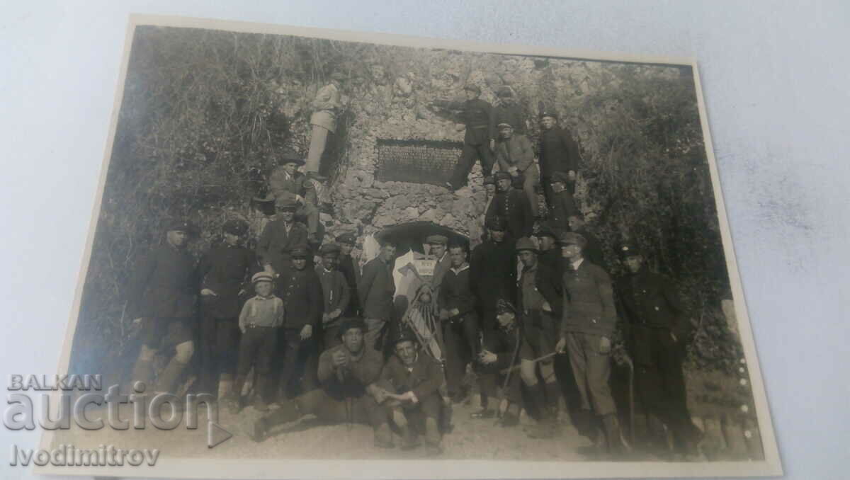 Photo Men and young people in front of a museum