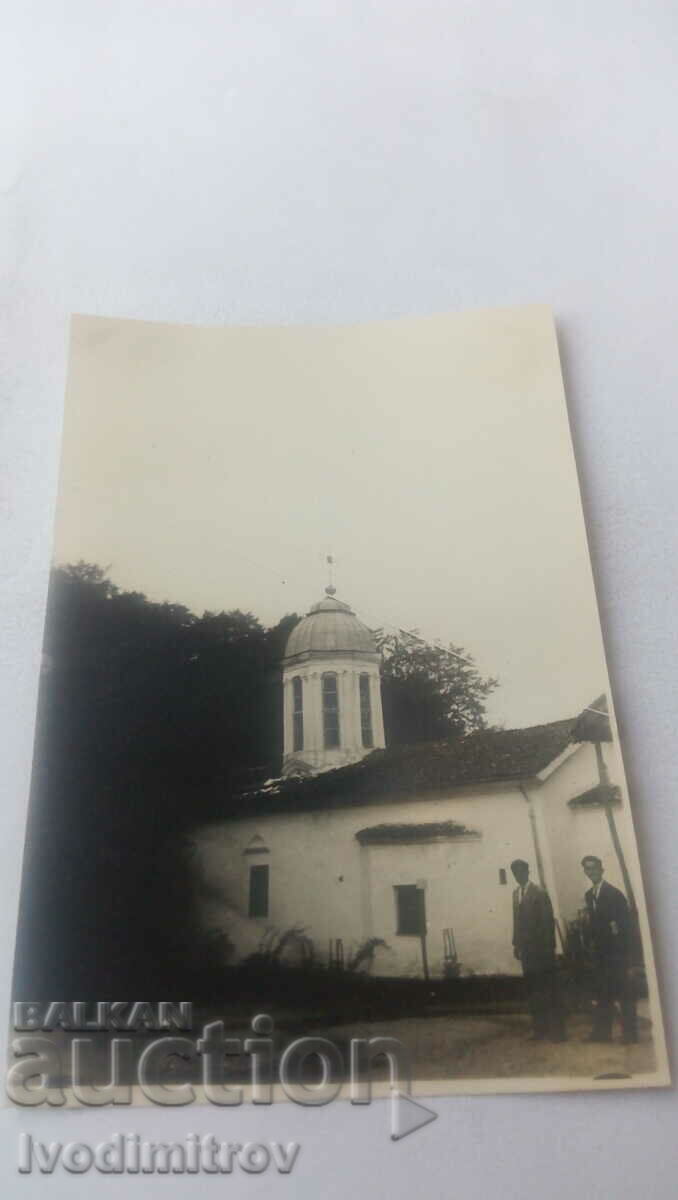 Foto Doi bărbați în fața unei biserici
