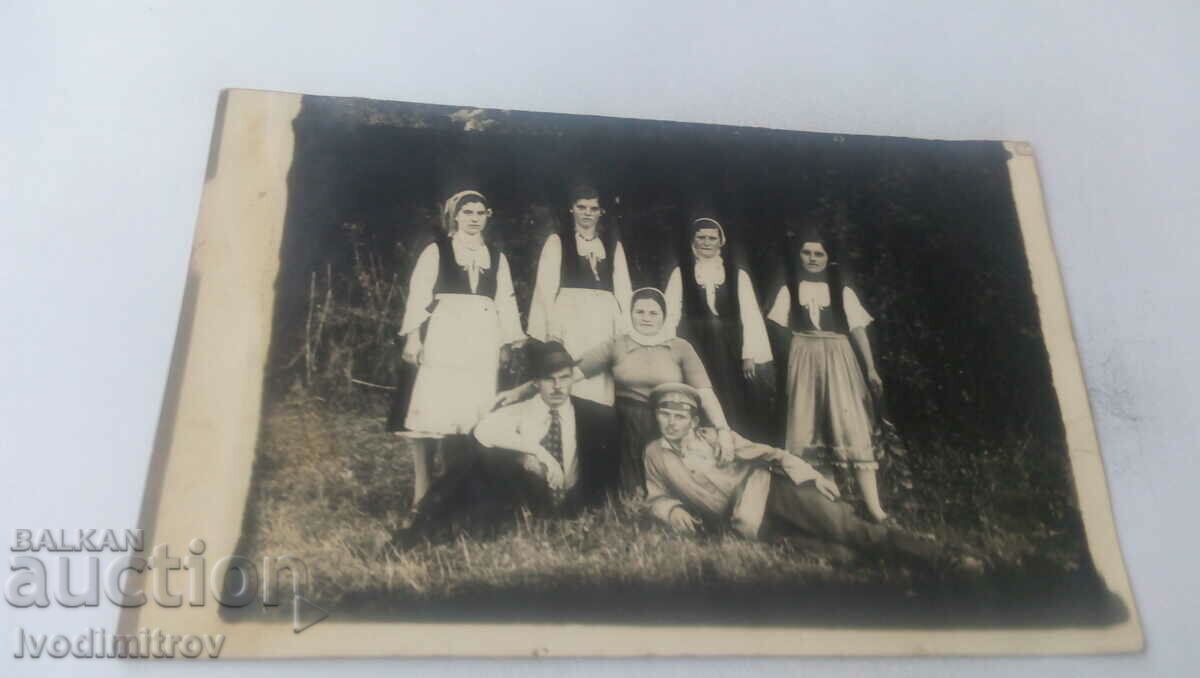 Photo Two men and five women
