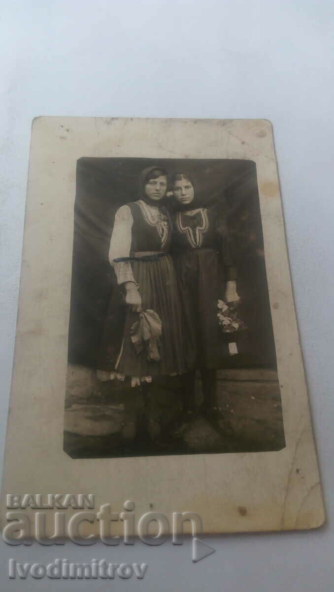 Foto Două femei în costume tradiționale