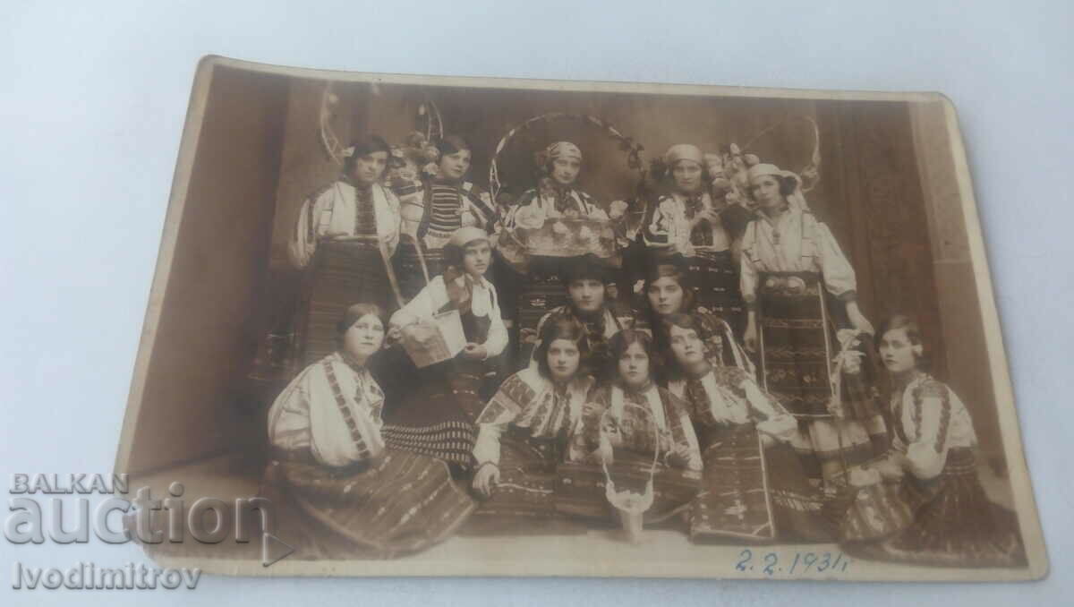 Снимка Момичета с народни носии 1931