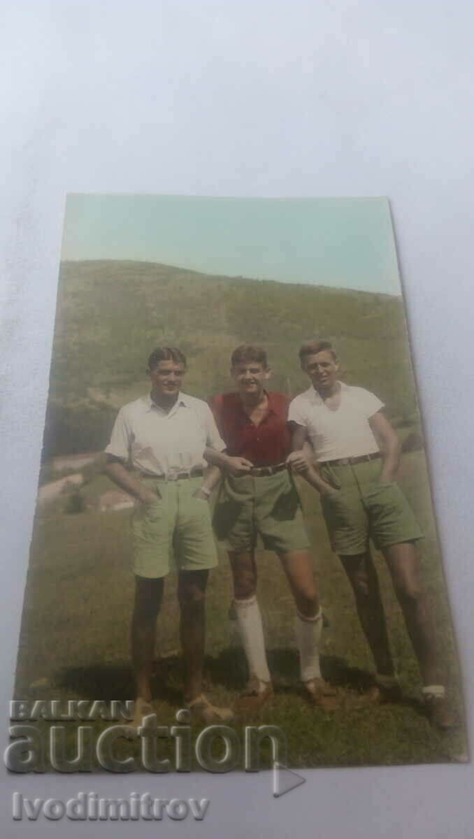 Φωτογραφία Τρεις νεαροί άνδρες στο γρασίδι