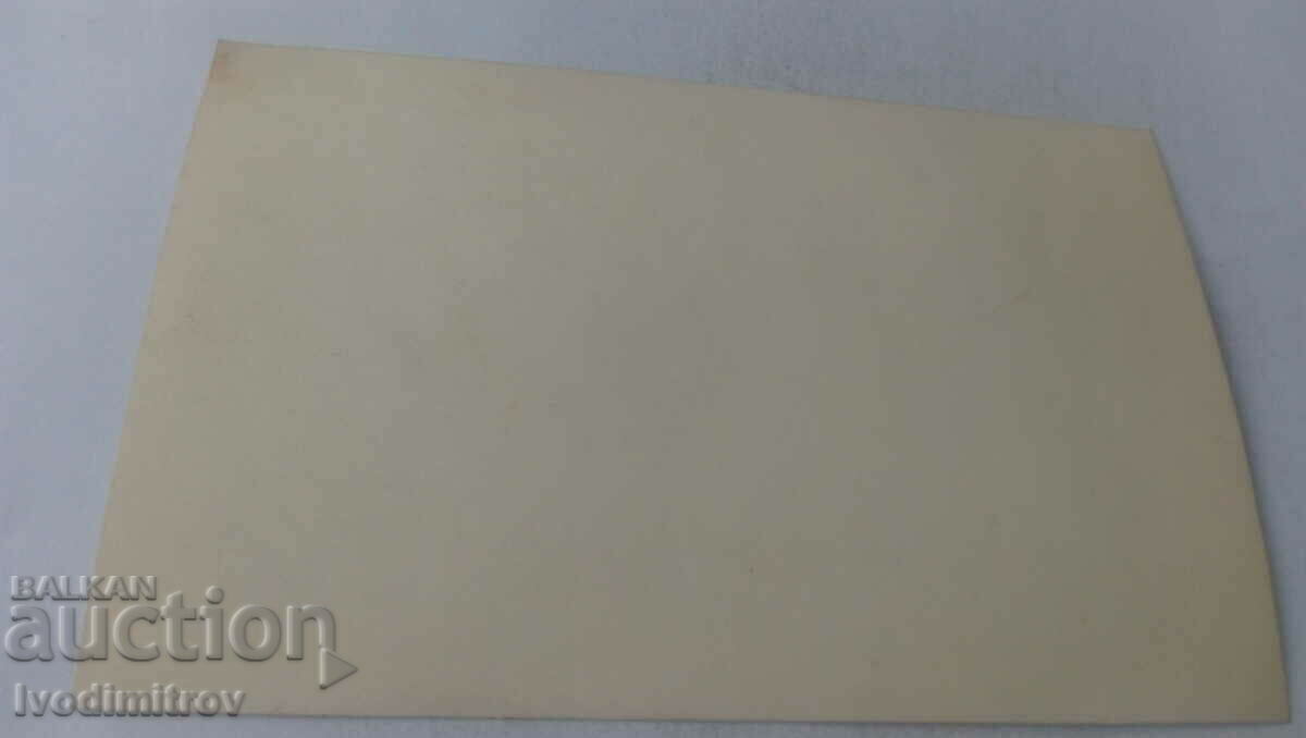 Foto Doctor și pacienți în fața unui spital cu preț 2.35 BGN | € 1.20