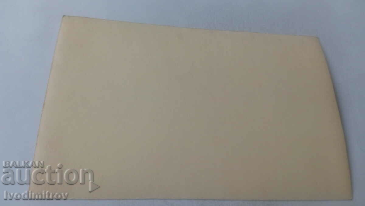 Φωτογραφία Γυναίκα και δύο άνδρες στο τραπέζι με τιμή 1.45 BGN | € 0.74 Φωτογραφία Γυναίκα και δύο άνδρες στο τραπέζι με τιμή 1.45 BGN | € 0.74