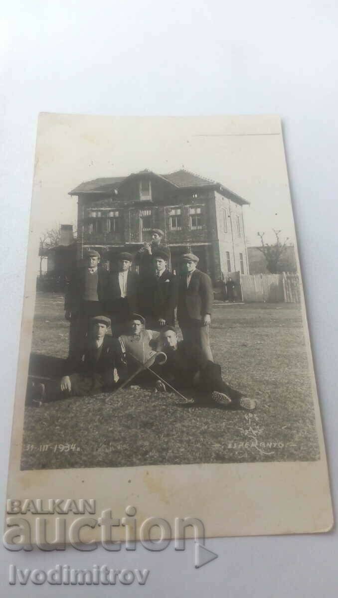 Φωτογραφία Άνδρες και κλαρινίστας μπροστά σε ένα νεόκτιστο διώροφο σπίτι
