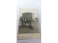 Photo Men and clarinetist in front of a newly built two-storey house