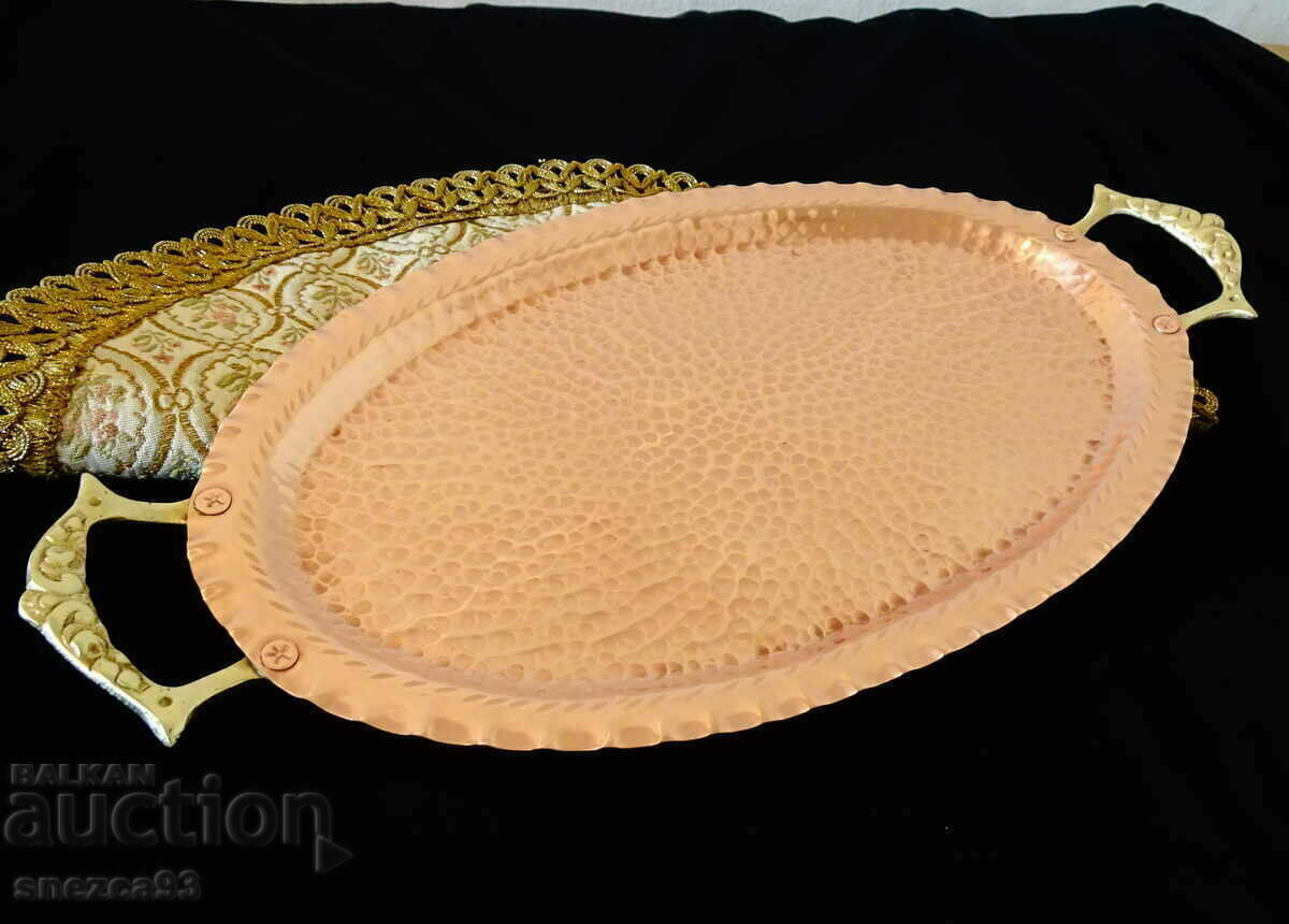 Χάλκινος δίσκος, πλατό, σφυρήλατο στο χέρι 36 εκ. Χάλκινος δίσκος, πλατό, σφυρήλατο στο χέρι 36 εκ.