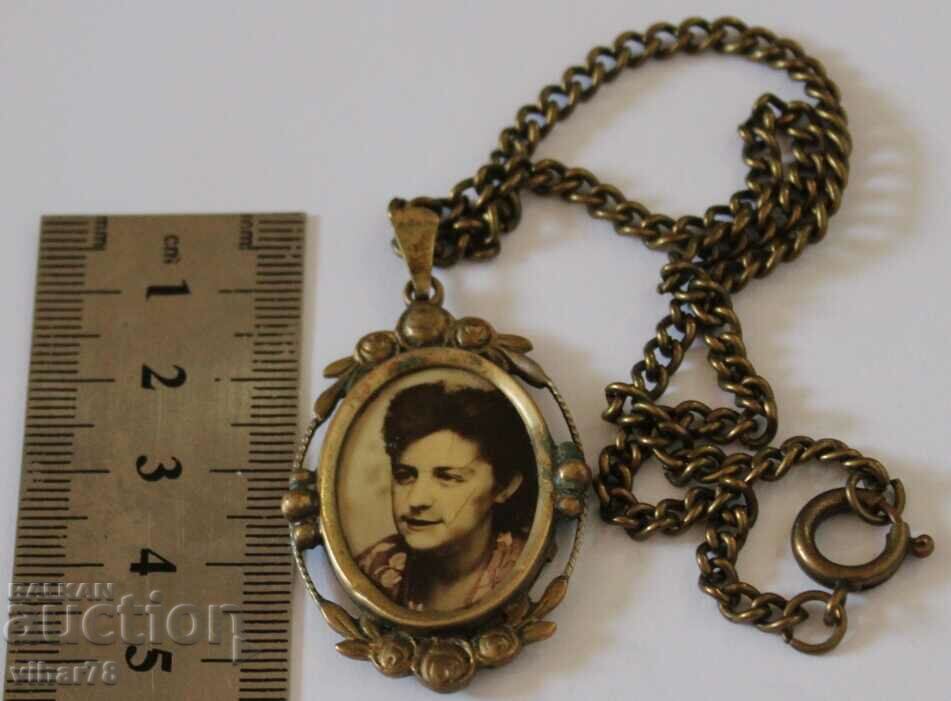 Delivery of OLD PHOTO LOCKET. Delivery of OLD PHOTO LOCKET.