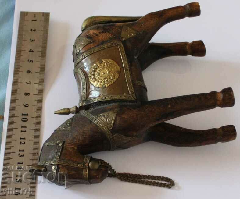 Delivery of WOODEN FIGURE HORSE