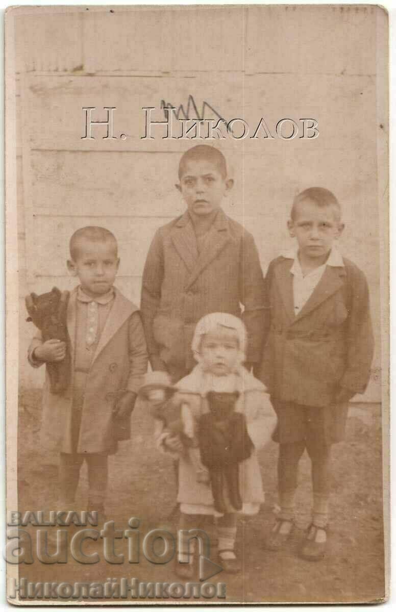 1932 FOTO VECHE COPII CU JUCĂRII GRECIA TEXT GREC B602