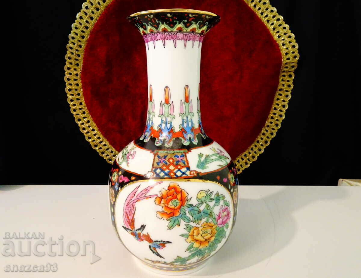 Chinese vase, hand decorated, gold with price 59.00 BGN | € 30.17 Chinese vase, hand decorated, gold with price 59.00 BGN | € 30.17
