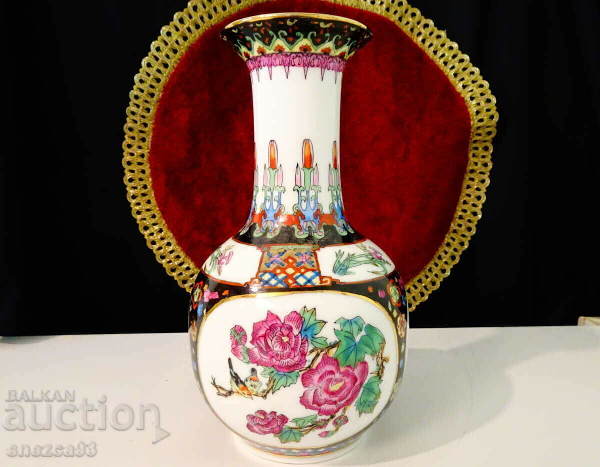 Auction Chinese vase, hand decorated, gold Auction Chinese vase, hand decorated, gold