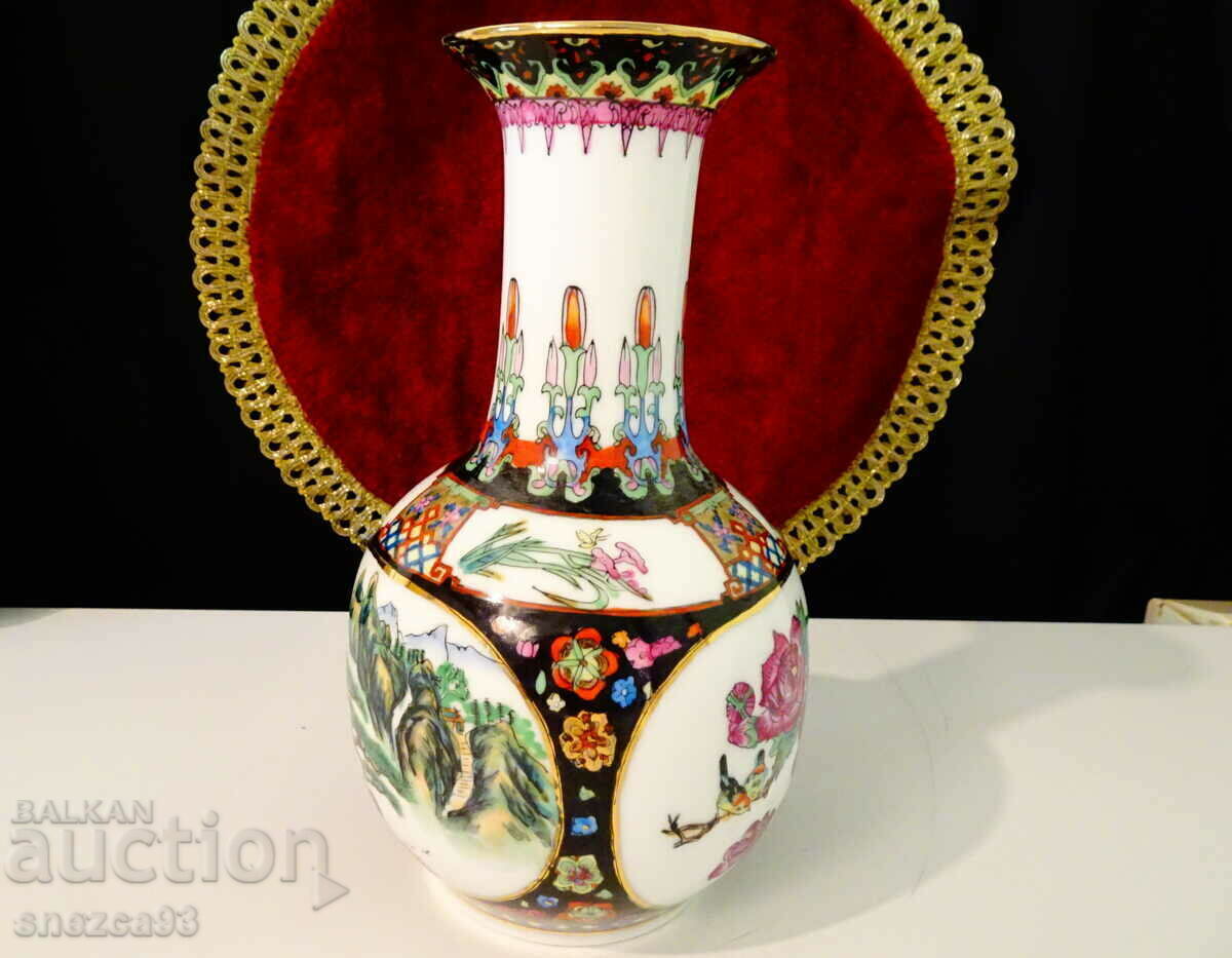 Delivery of Chinese vase, hand decorated, gold Delivery of Chinese vase, hand decorated, gold