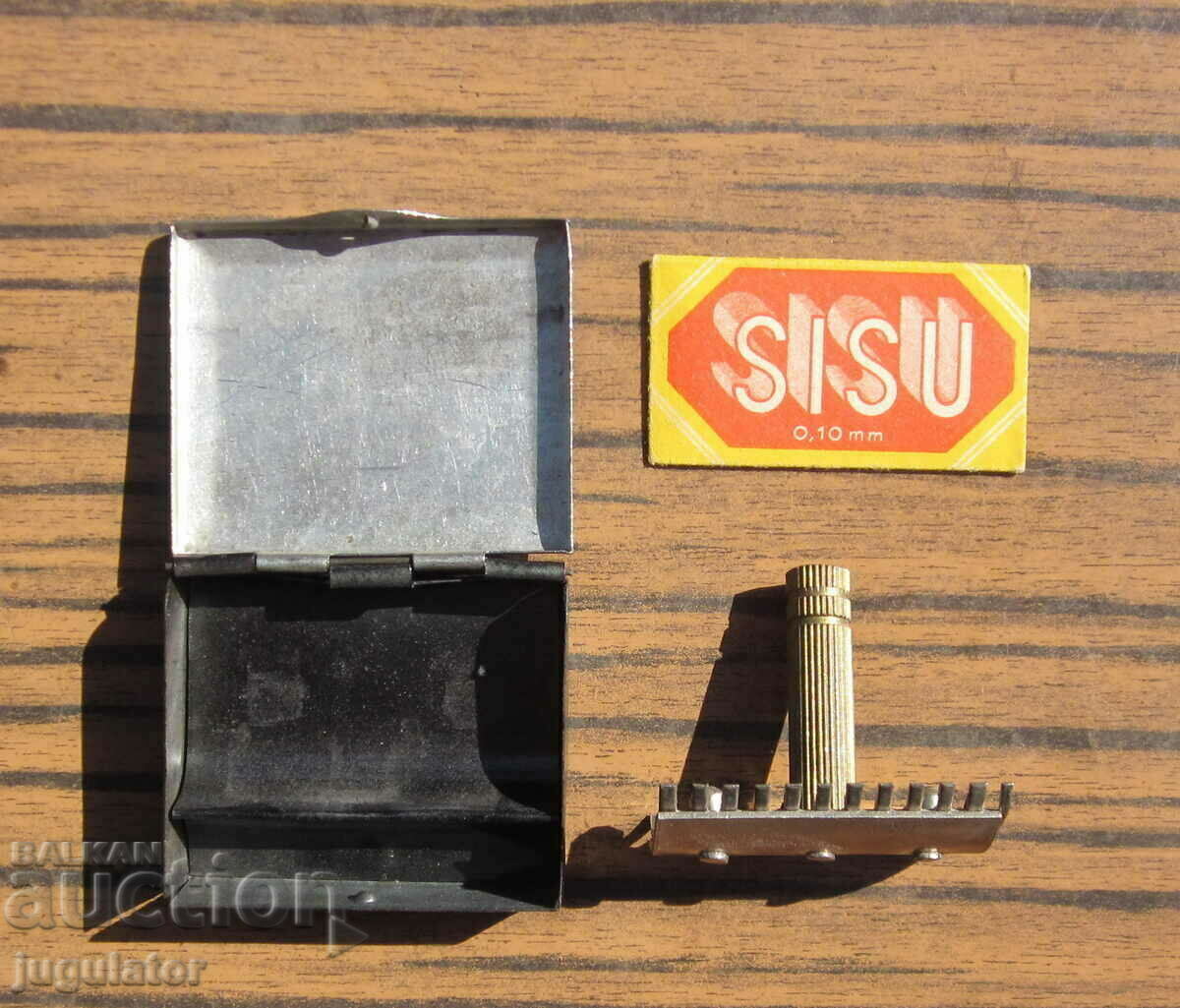 old vintage pocket folding razor with box with price 30.00 BGN | € 15.34