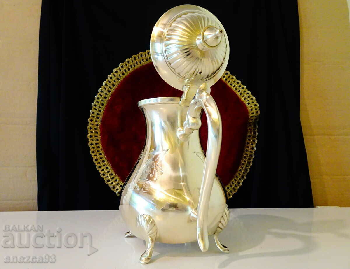 Auction Antique English jug, baroque 790 g. Auction Antique English jug, baroque 790 g.