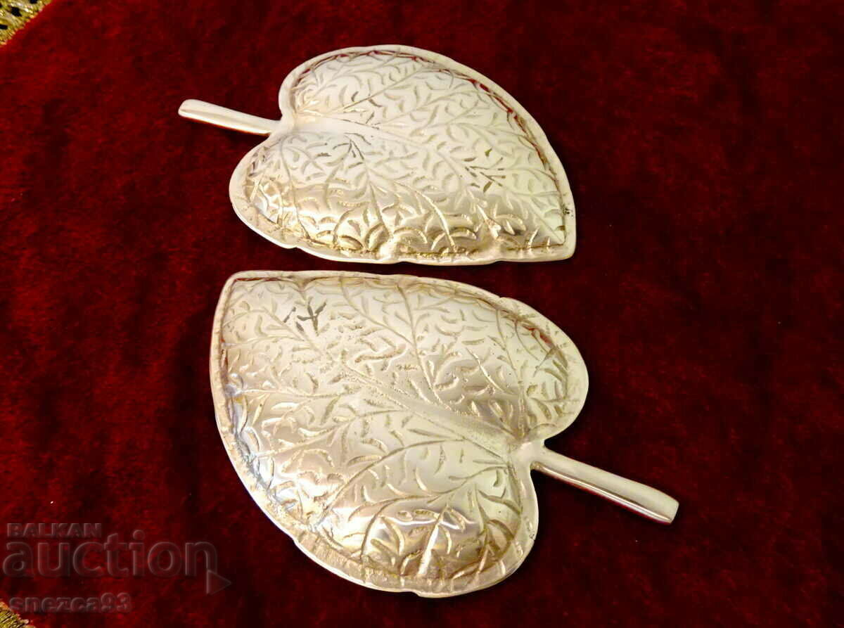 Bronze plate embossed leaf 2 pcs. with price 24.00 BGN | € 12.27 Bronze plate embossed leaf 2 pcs. with price 24.00 BGN | € 12.27