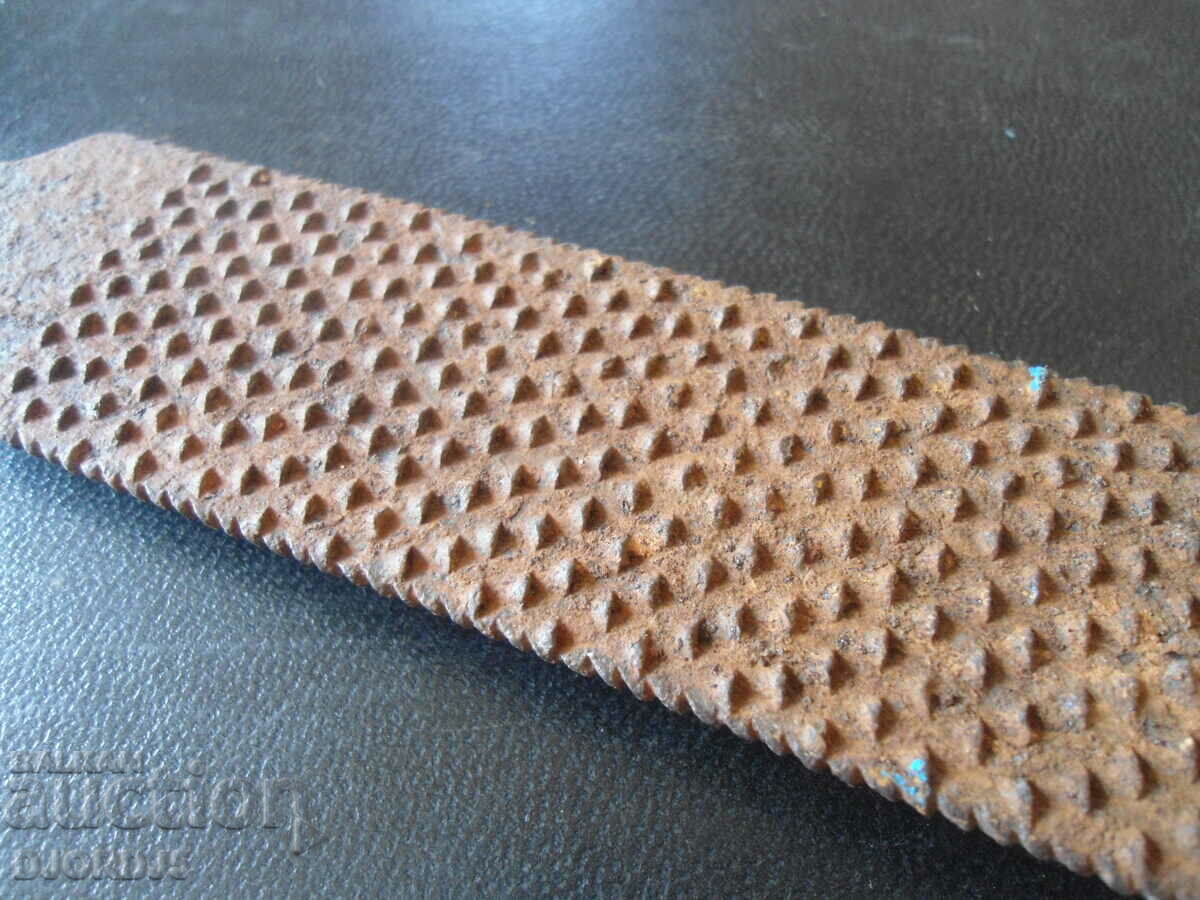 Стара дърводелска пила, полуобла с цена 2.00 лв. | € 1.02 Стара дърводелска пила, полуобла с цена 2.00 лв. | € 1.02