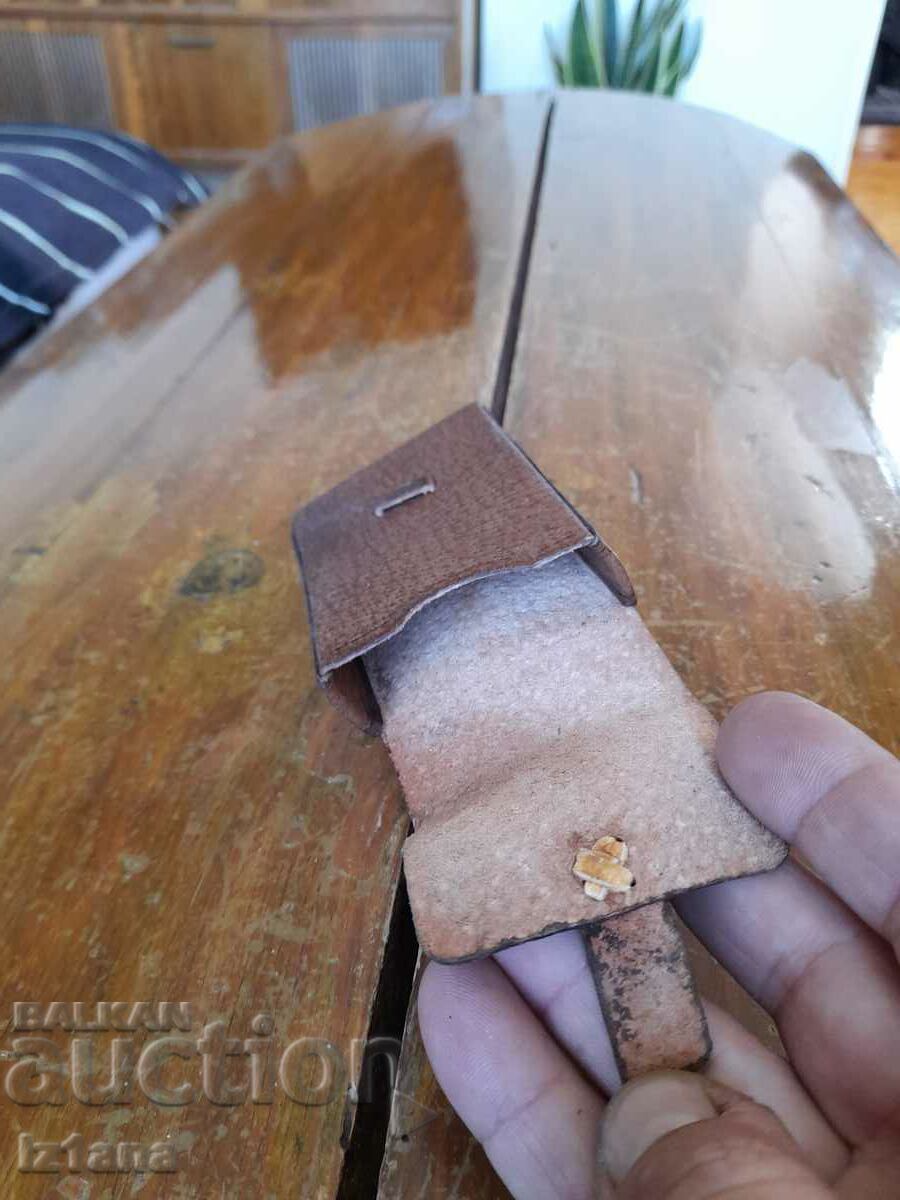 Licitație Tabătură veche din piele pentru țigări, husă