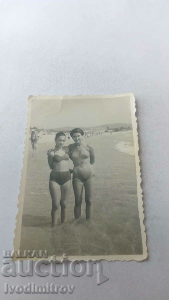 Снимка Жена и младо момче на брега на морето