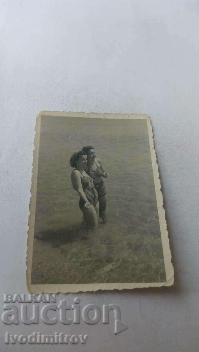 Photo Two young women in the sea