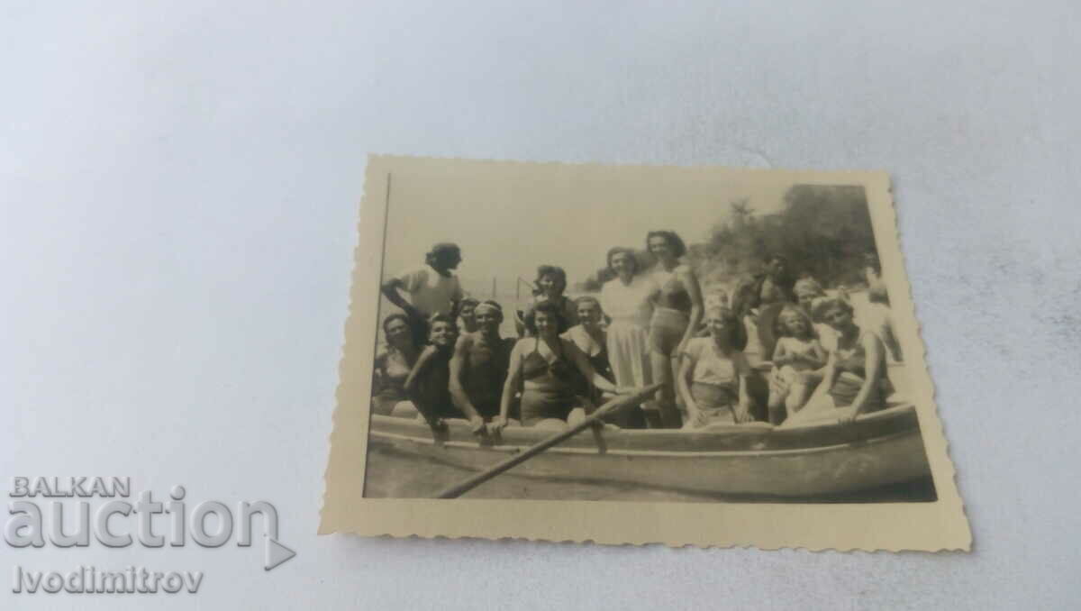Photo Men and children in a rowing boat