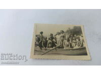 Εικόνα Άνδρες και παιδιά σε μια βάρκα με κωπηλασία