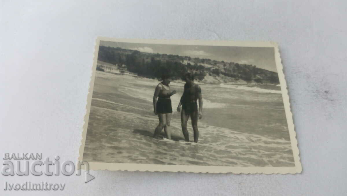 Foto St. Bărbat și femeie Konstantin pe malul mării 1949