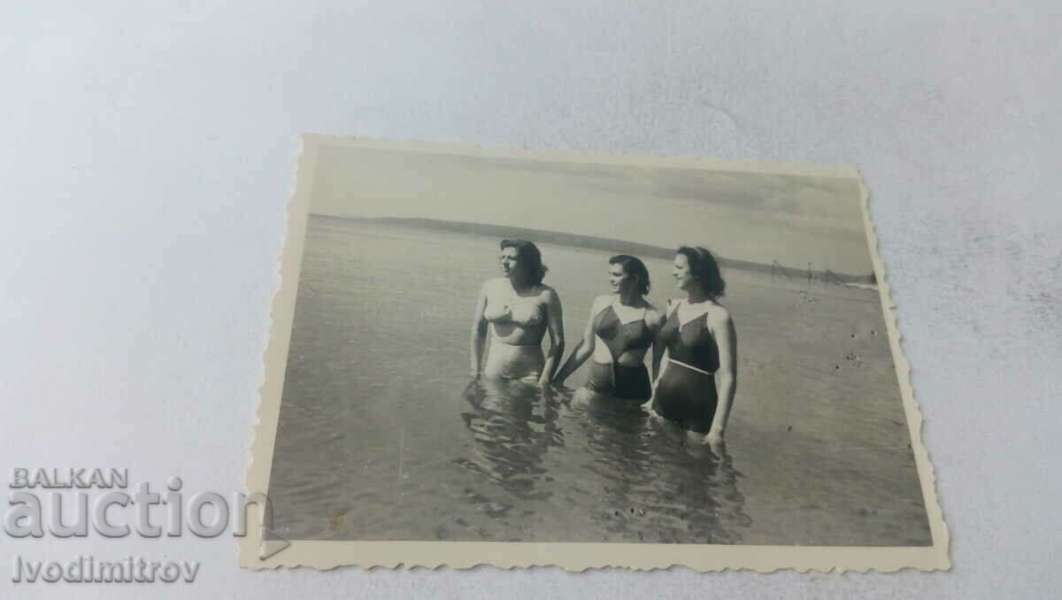 Снимка Три жени в морето