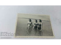 Φωτογραφία Τρεις γυναίκες στη θάλασσα
