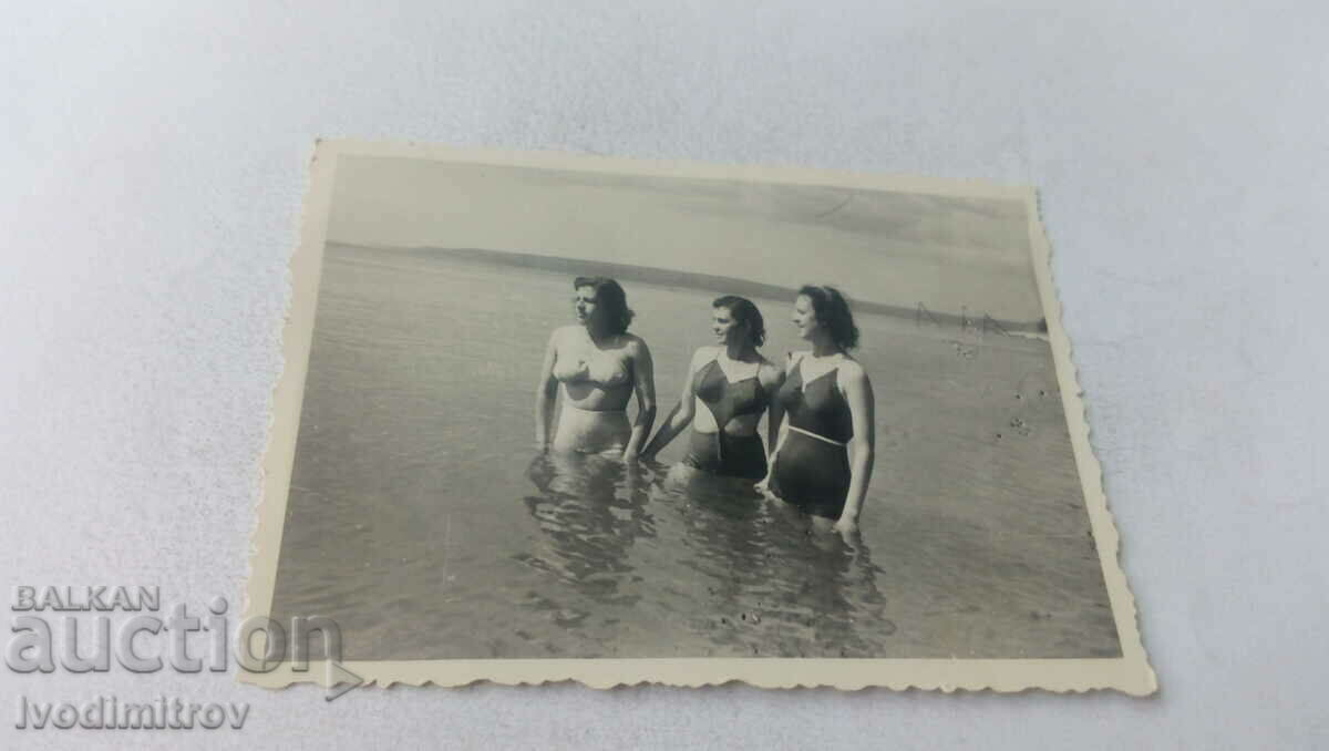 Photo Three women in the sea
