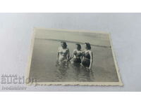 Φωτογραφία Τρεις γυναίκες στη θάλασσα
