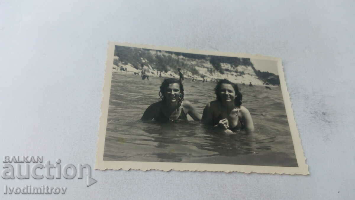 Photo Two women in the sea