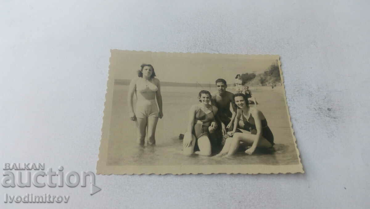 Φωτογραφία Ένας νεαρός άνδρας και τρεις νεαρές γυναίκες στη θάλασσα