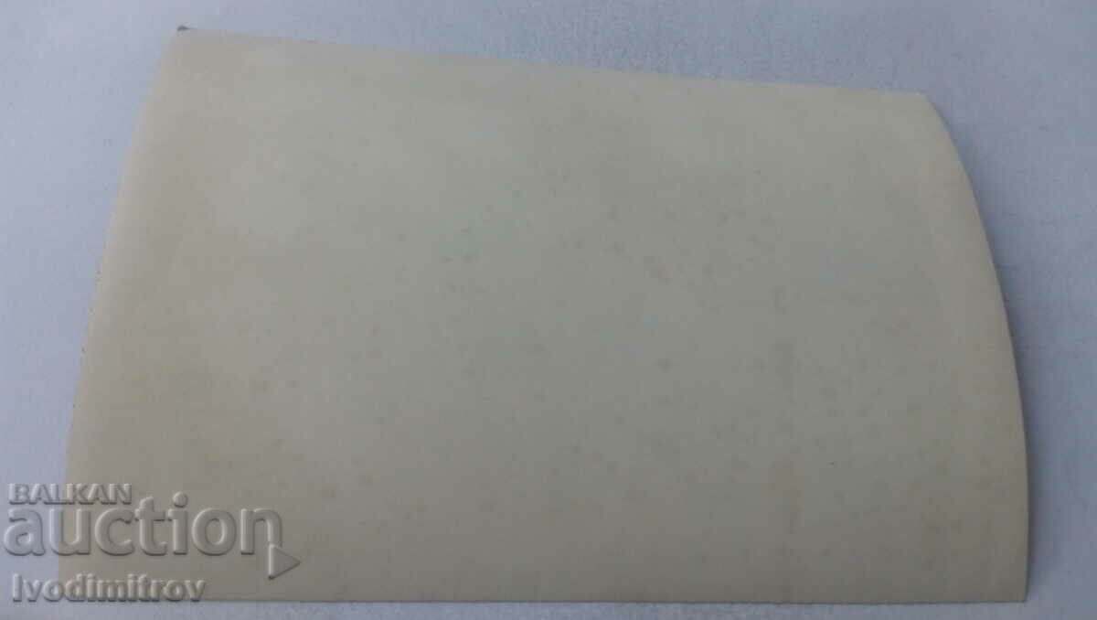 Φωτογραφία Μια γυναίκα και τρεις άνδρες σε ένα τραπέζι με τιμή 1.35 BGN | € 0.69 Φωτογραφία Μια γυναίκα και τρεις άνδρες σε ένα τραπέζι με τιμή 1.35 BGN | € 0.69